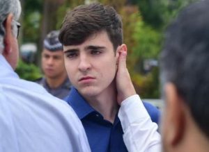 Abalado, filho de Gugu Liberato chega ao velório do apresentador