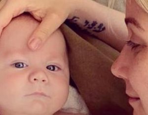 Vestido de Chaves, filho de Luiza Possi explode o fofurômetro com risada de arrancar suspiros