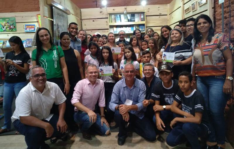 Escritores e estudantes de Major Izidoro comemoram apoio recebido na Bienal do Livro