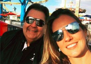 Faustão surpreende o público ao beijar Luciana Cardoso durante ‘Domingão’