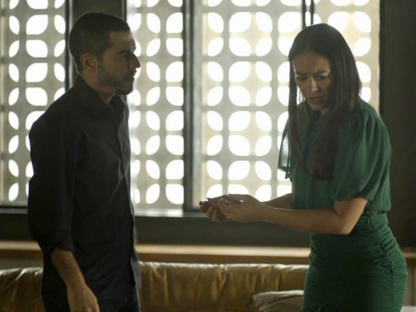 Camilo destrói cartões de crédito de Vivi Guedes