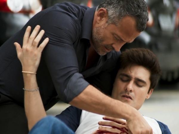 Leandro é esfaqueado após salvar a vida de amigo de Cássia