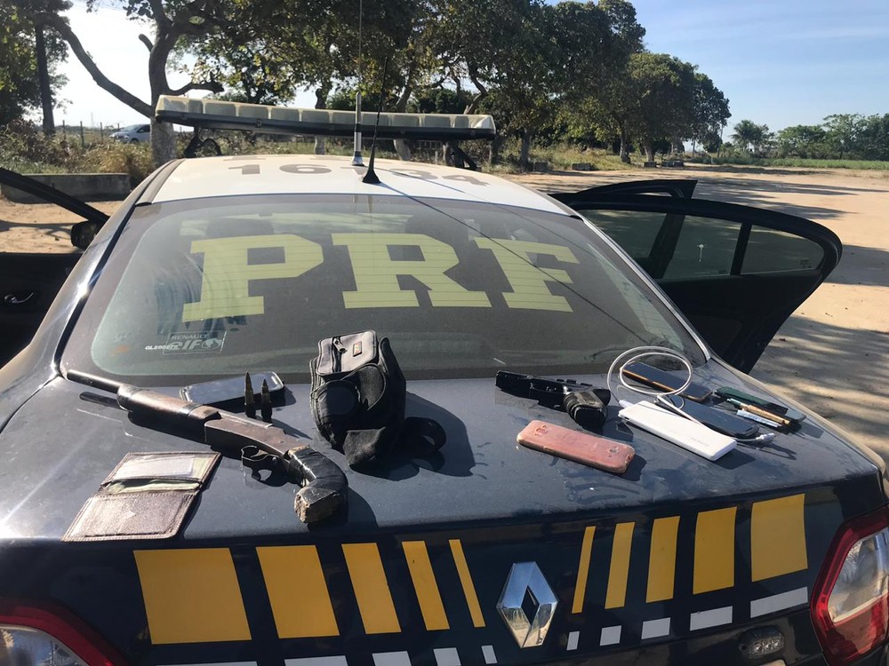 PRF prende dois suspeitos de roubar micro-ônibus na BR-316 em Pilar, AL