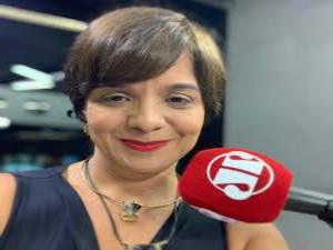 Apresentadora reage contra Olavo de Carvalho após ser chamada de “véia”