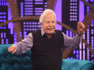 Cid Moreira dá bronca em Luciano Camargo por preguiça de malhar