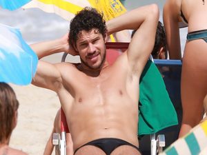 De sunga, José Loreto exibe volume e faz a temperatura subir