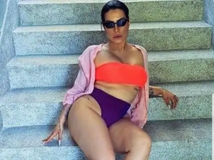 Cleo Pires posa de biquíni em escada e arranca elogios dos fãs