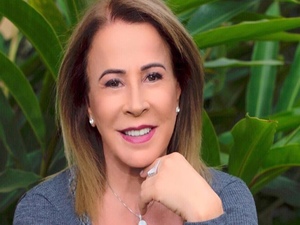 Aos 61 anos, Zilu Camargo impressiona web com vestido ousado