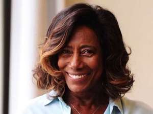 Gloria Maria aparece em público pela primeira vez após cirurgia