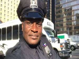 Jacaré, do É o Tchan!, aparece fardado como policial no Canadá