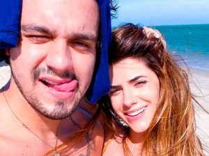 Luan Santana posa com Jade Magalhães em Maceió
