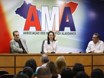 Prefeitos são alertados durante reunião na AMA para conter gastos na Educação agora em 2020