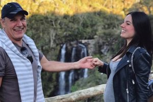 Pai de Isis Valverde morre após mal súbito em trilha de moto