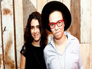 Esposa de Maria Gadú faz topless e posa com os seios à mostra