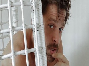 Ator da Globo posa nu e detalhe misterioso dá o que falar