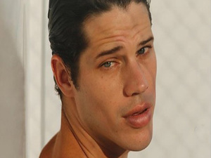 José Loreto vive novo affair e faz declaração inusitada na web