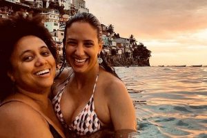 Viúva de Marielle Franco assume noivado com cantora carioca