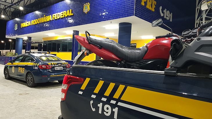 PRF prende dois foragidos da Justiça e recupera veículos roubados