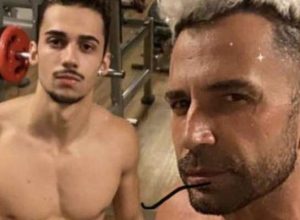 Latino explica por que adotou homem de 21 anos