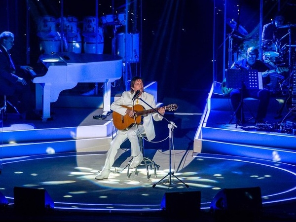 Roberto Carlos confirma que fará live neste domingo