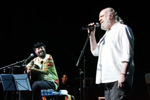 Aldir Blanc está em estado grave; família tenta vaga em UTI