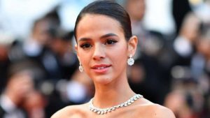 Bruna Marquezine rebate fã e diz que não é tão rica como se pensa