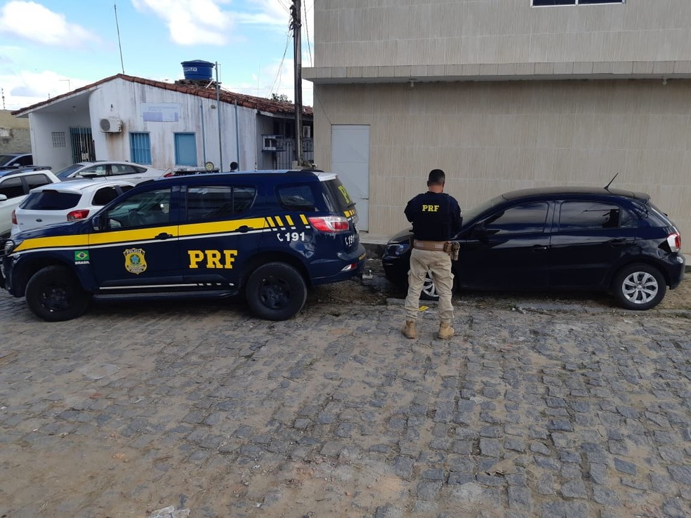 PRF prende casal em Rio Largo, AL, com carro locado em 2018 em PE