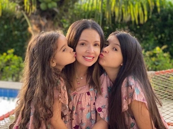 Mãe é acusada de explorar filha youtuber para ter fama na web