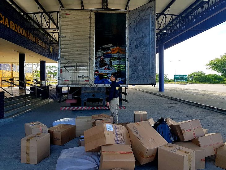 Vídeo: PRF apreende R$ 60 mil em mercadorias falsificadas em Canapi