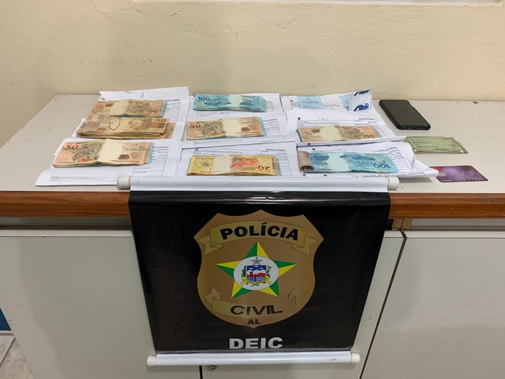 Polícia prende dois foragidos da Justiça e apreende R$ 11 mil durante operação em Maceió