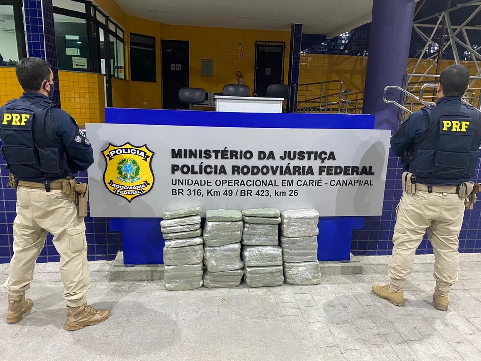 PRF prende dois homens com 50 kg de maconha dentro de veículo em Canapi, AL