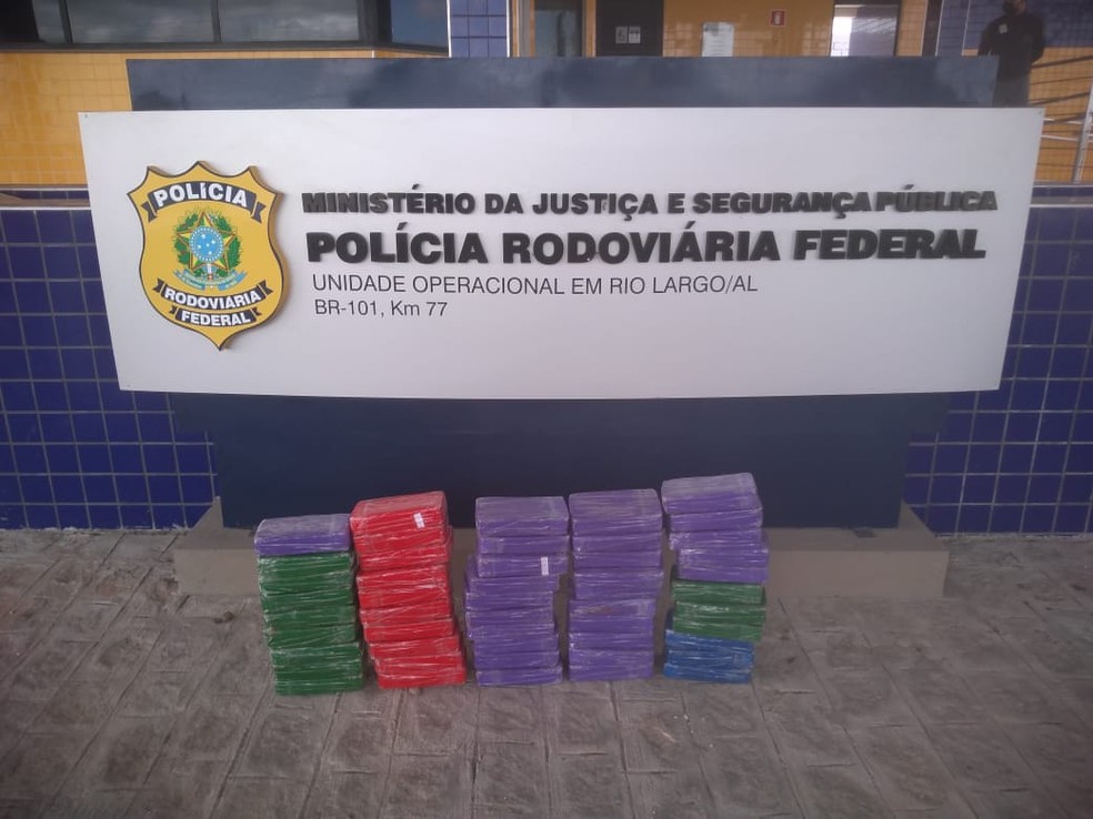PRF apreende mais de 50 kg de pasta base de cocaína dentro de carro na BR-101, em Rio Largo