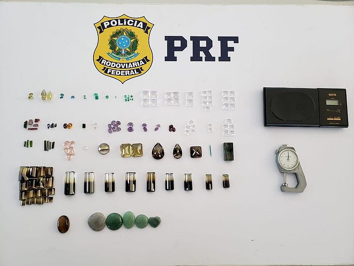 Vídeo: trio é preso com mais de 100 pedras que podem ser preciosas no interior de AL