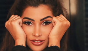 Influenciadora alagoana deixa isolamento de ‘A Fazenda’ aos prantos após reserva