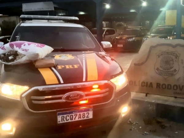 PRF apreende jovens que vinham para Maceió com 5 kg de cocaína em travesseiros