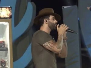 Gusttavo Lima quebra programação e canta música que virou hit graças a ex