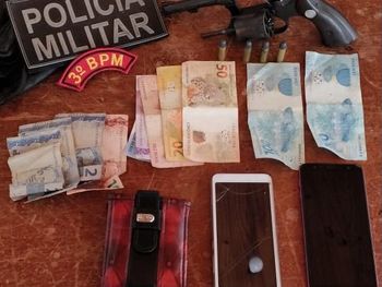 Polícia prende homem e apreende menor por roubo de celulares em Craíbas