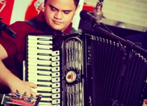 Homem dispara e mata cantor sertanejo ao mostrar arma que havia comprado