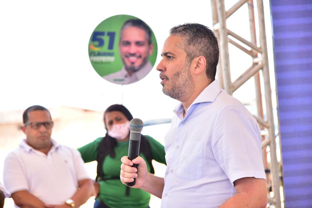 Cláudio Canuto visita moradores do Residencial do Agreste