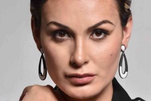 Como seria a vida de Andressa Urach se não tivesse doado quase tudo para igreja