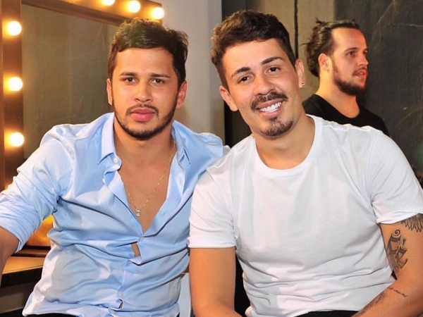 Carlinhos diz que demorou cinco anos para transar com o marido Lucas Guimarães