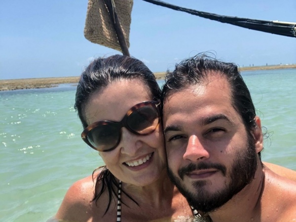 Fátima Bernardes celebra 3 anos de namoro com Túlio em praia alagoana