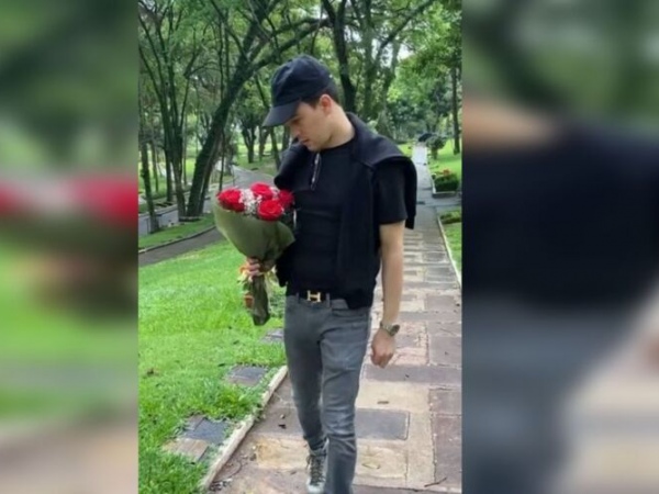 ‘Namorado’ visita túmulo de Gugu, bate foto e faz homenagem: ‘eterno amor’