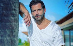 Ator Henri Castelli fratura mandíbula e dá entrada em hospital de Maceió