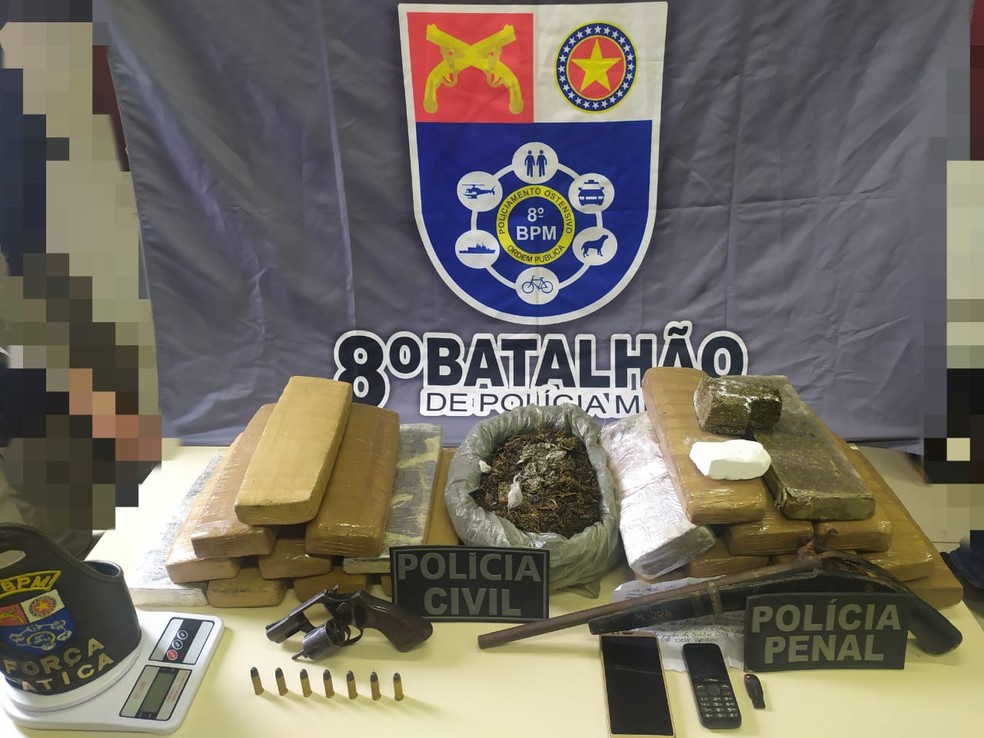 Dupla é presa com 23 kg de maconha e arma dentro de veículo em Pilar, AL