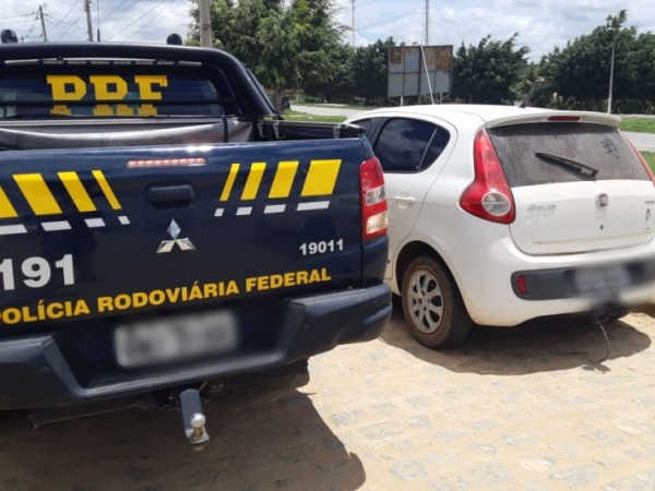 Homem com veículo roubado é preso por receptação na BR-104, em Murici