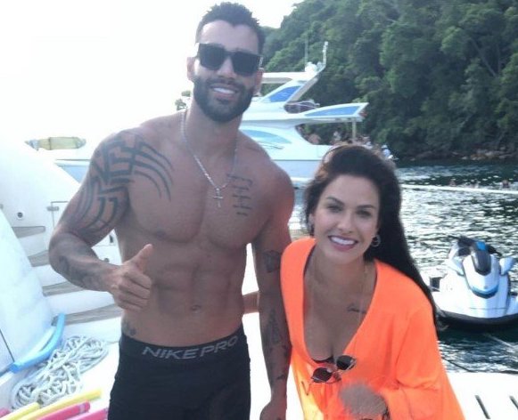Gusttavo Lima e Andressa são flagrados juntos em lancha, em Angra dos Reis (RJ)