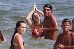 Fotógrafo acusa Mel Maia de mandar 7 pessoas darem surra nele após fotos em praia