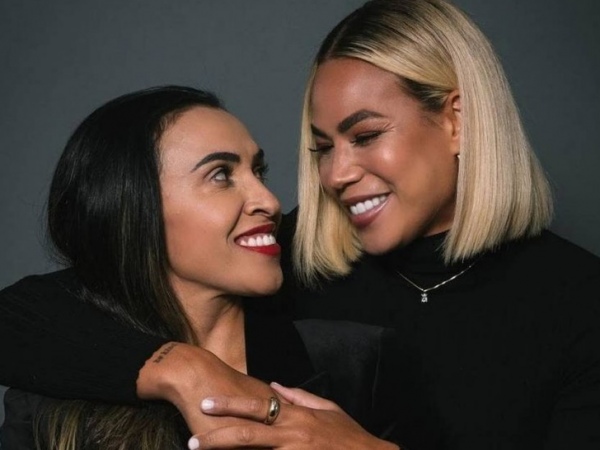 Marta posta álbum de fotos para anunciar noivado com jogadora norte americana