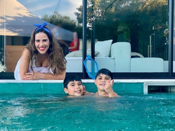 Wanessa Camargo curte piscina com os filhos em casa no Espírito Santo